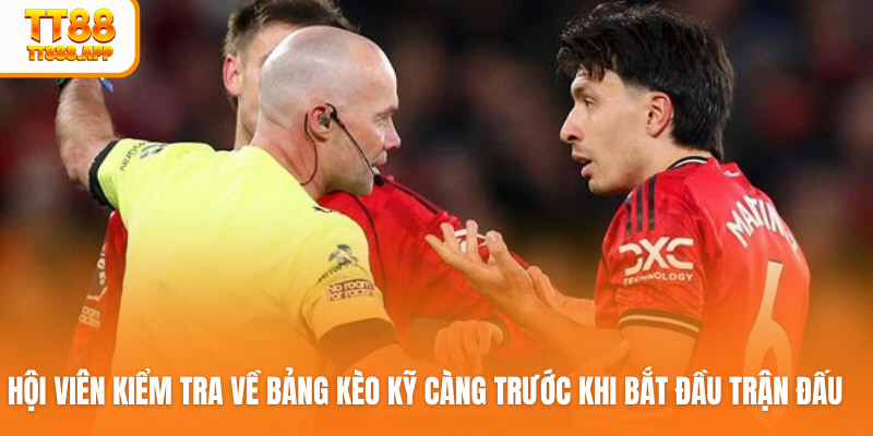 Hội viên kiểm tra về bảng kèo kỹ càng trước khi bắt đầu trận đấu